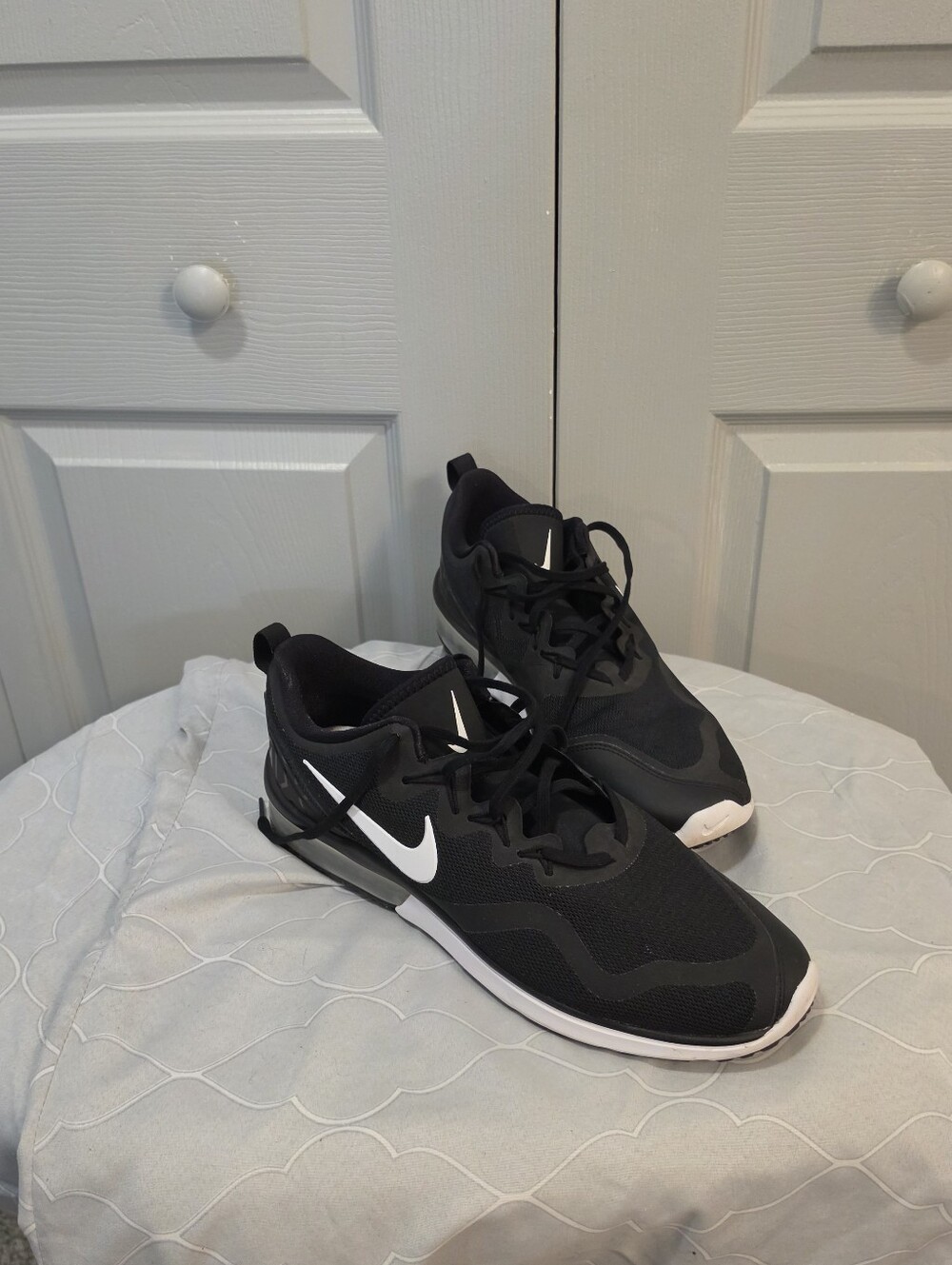 Nike Men's Black and White Lightweight Training Sneakers